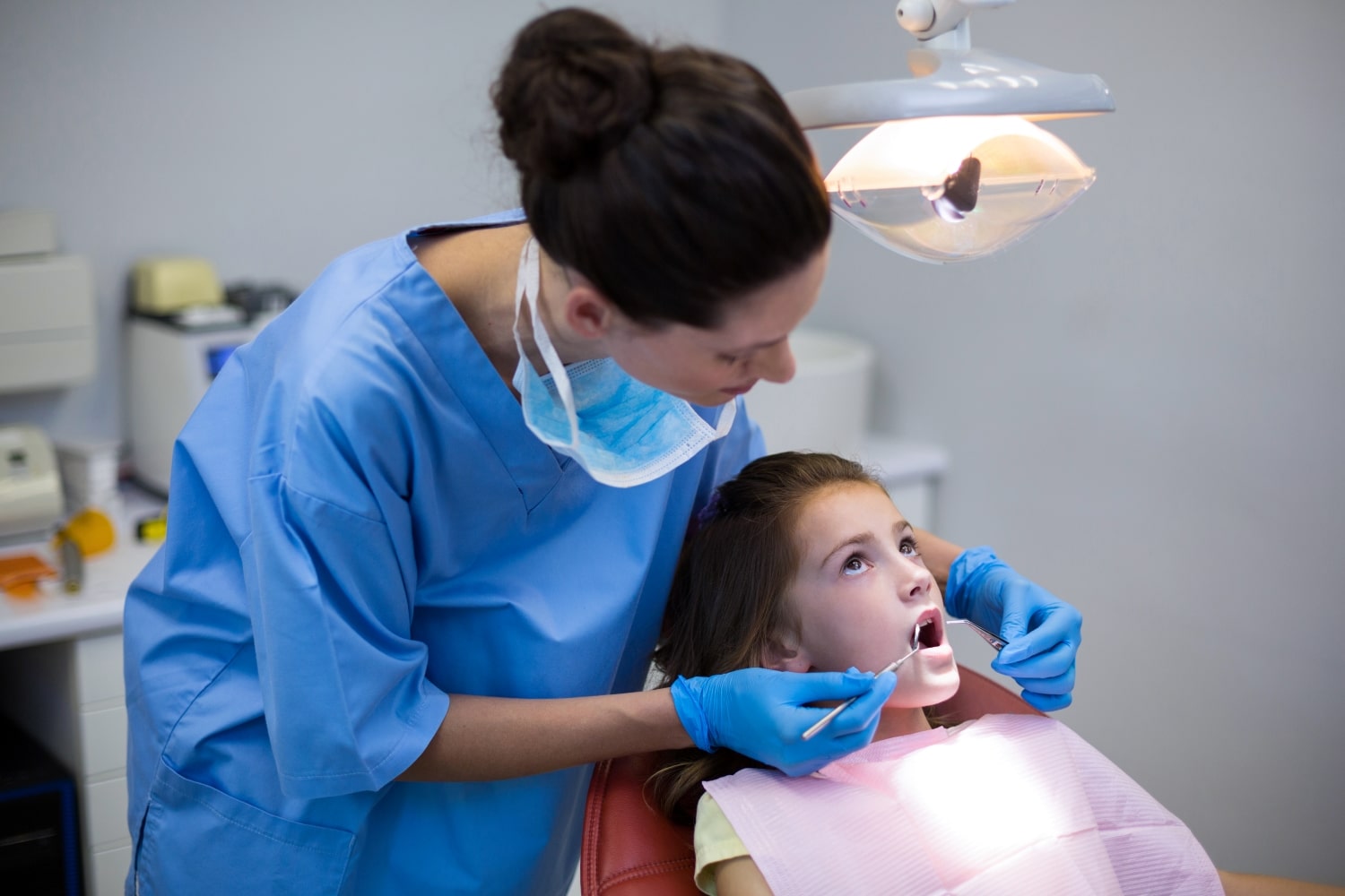 Dentista examinando paciente joven